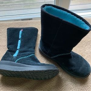 Woman’s size8 UGG SUEDE, excellent condition